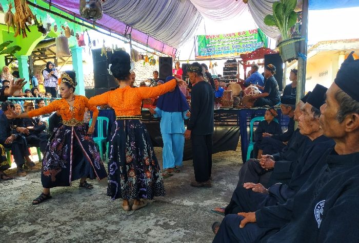 Masyarakat Dusun Cisalak,Desa Sukamanah, Kecamatan Jatinunggal Sumedang menikmati ritual buku taun dengan menampilkan seni tradisi.