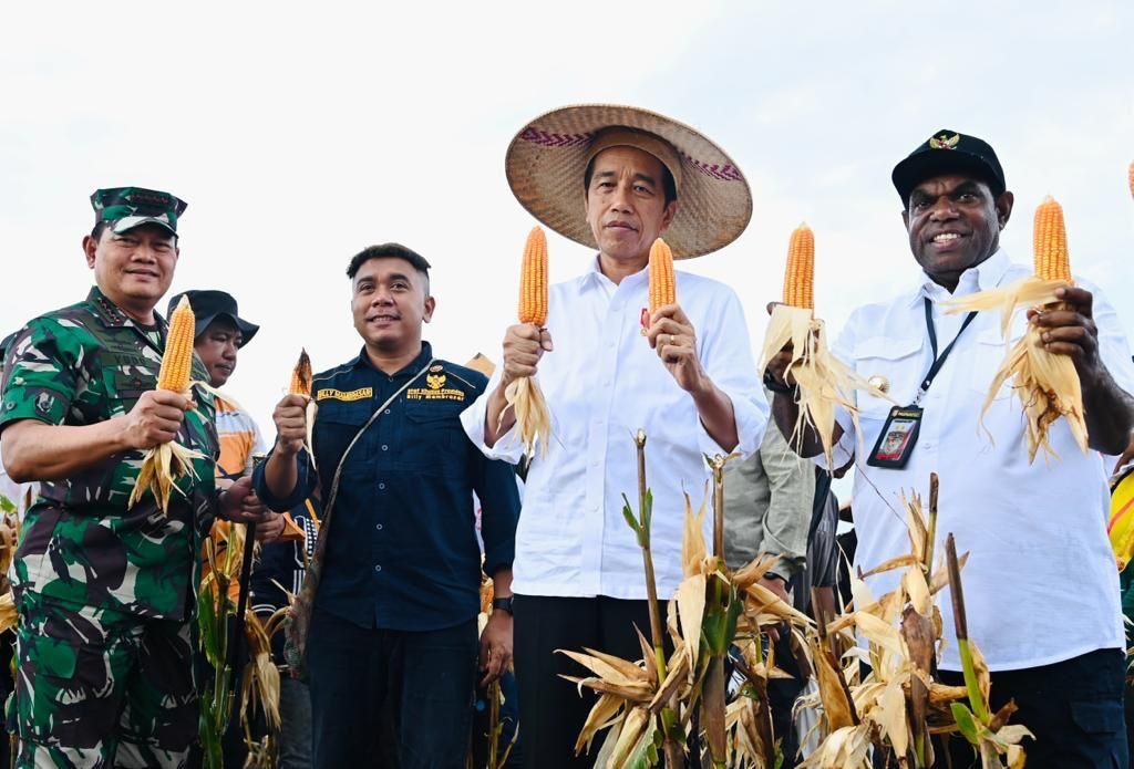 Billy Mambrasar (tengah) staf khusus Presiden RI ketika dampingi Jokowi dalam kunjungan kerjanya ke Kabupaten Keerom di bulan Juli 2023 ini