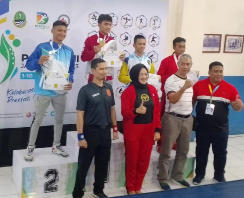 Kepala Bidang Olahraga Dinas Pemuda Olahraga dan Pariwisata Kota Banjar,  R.Maya Dewi difoto bersama atlet berprestasi yang mengharumkan nama baik Kota Banjar, baru-baru ini. 
