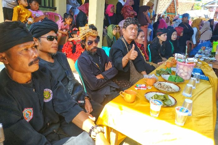 Komunitas adat dari berbagai daerah di Sumedang mengikuti ritual buku taun di Dusun Cisalak, Desa Sukamanah, Kecamatan Jatinunggal Sumedang.