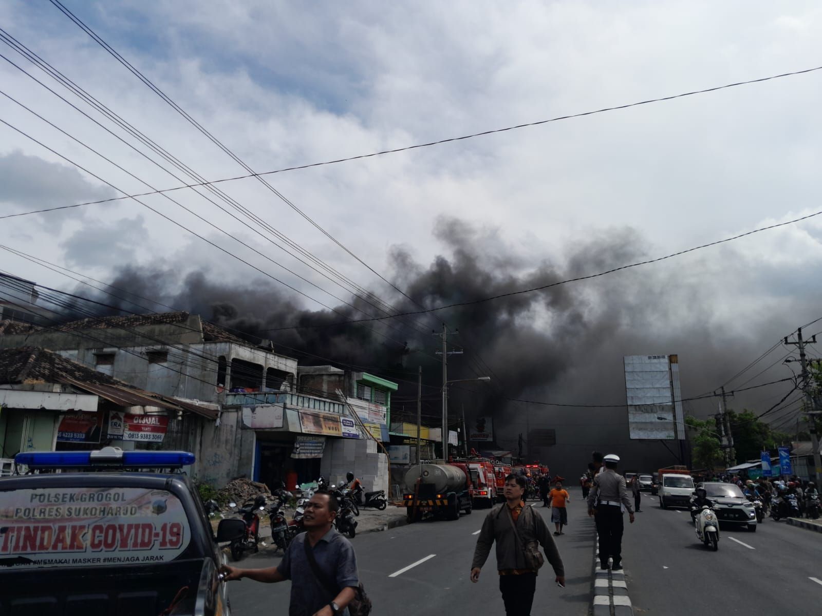  Asap hitam mengepul di sekitar lokasi toko sparepart di Telukan, Sukoharjo, yang terbakar, sekira pukul 11.00 WIB, Kamis, 13 Juli 2023.
