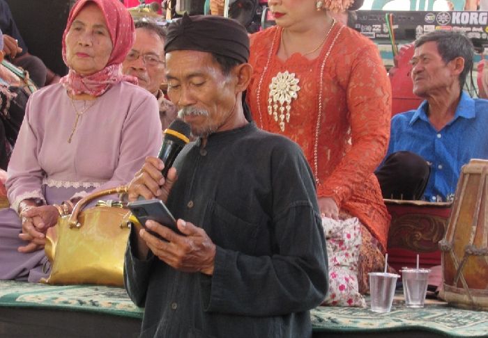 Juru sekar menyanyikan 9 lagu buhun di acara ritual buku taun Dusun Cisalak, Desa Sukamanah, Kecamatan Jatinunggal Sumedang.