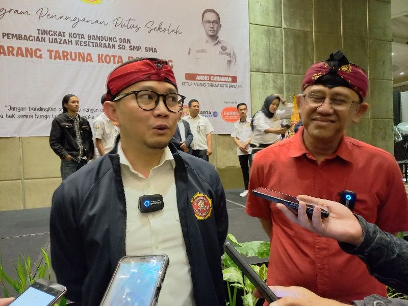 Ketu Karang Taruna Kota Bandung, Andri Gunawan (kiri) dan Wakil Ketua DPRD Kota Bandung, Achmad Nugraha./Lucky M Lukman/Galamedianews