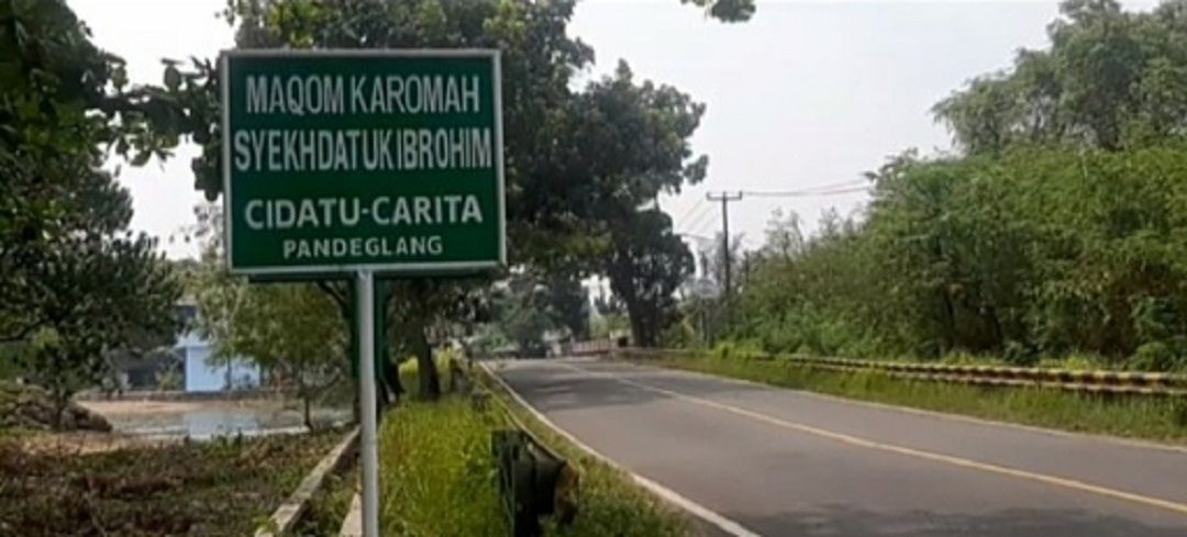 Plang atau papan nama Makam Syekh Datuk Ibrahim di Carita, Kabupaten Pandeglang, Banten/tangkapan layar youtube/channel KANG YANS