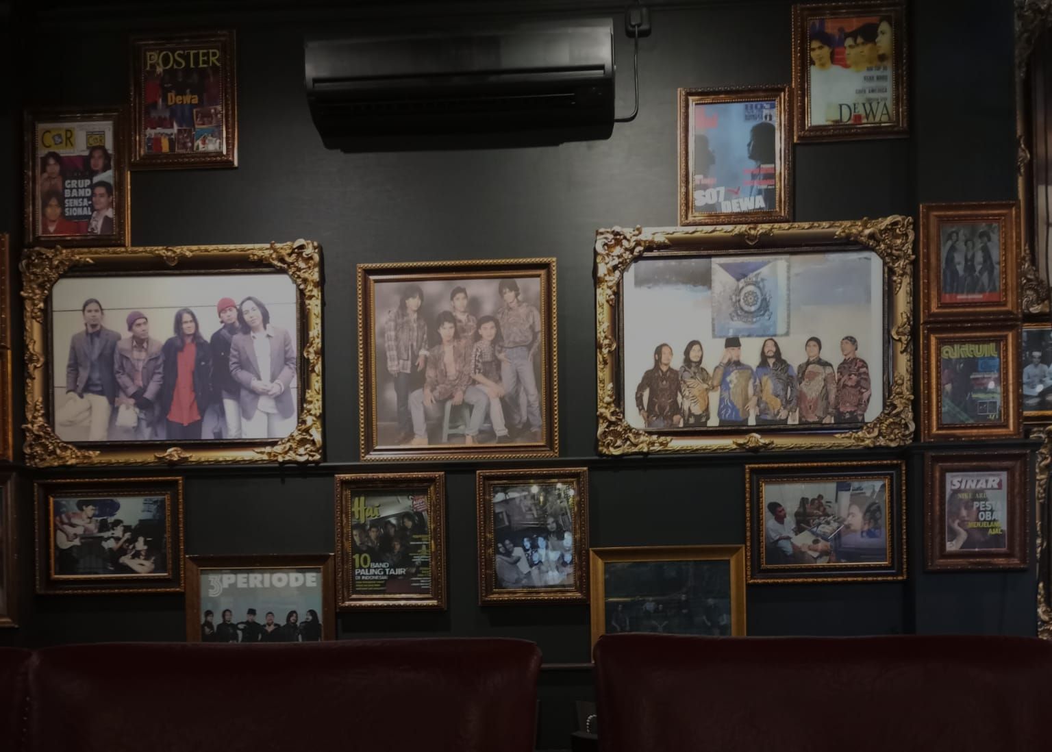 Kumpulan potret yang dipajang di dinding Restoe Boemi Dewa 19, Jalan Braga Nomor 32, Bandung, Jawa Barat, Kamis 13 Juli 2023.