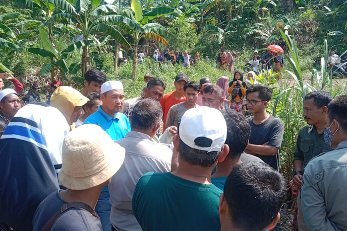 Proses pencarian tiga pria tenggelam di Danau Quarry Jayamix, Kampung Nunggaherang, Desa Tegalega Kecamatan Cigudeg, Kabupaten Bogor, Jawa Barat, Jumat, 14 Juli 2023.