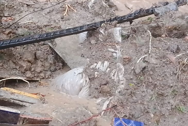Sosok mayat bermunculan akibat  banjir dan tanah longsor menggerus tanah pemakaman di Kelurahan Seberang Padang, Padang Selatan  Kota Padang.