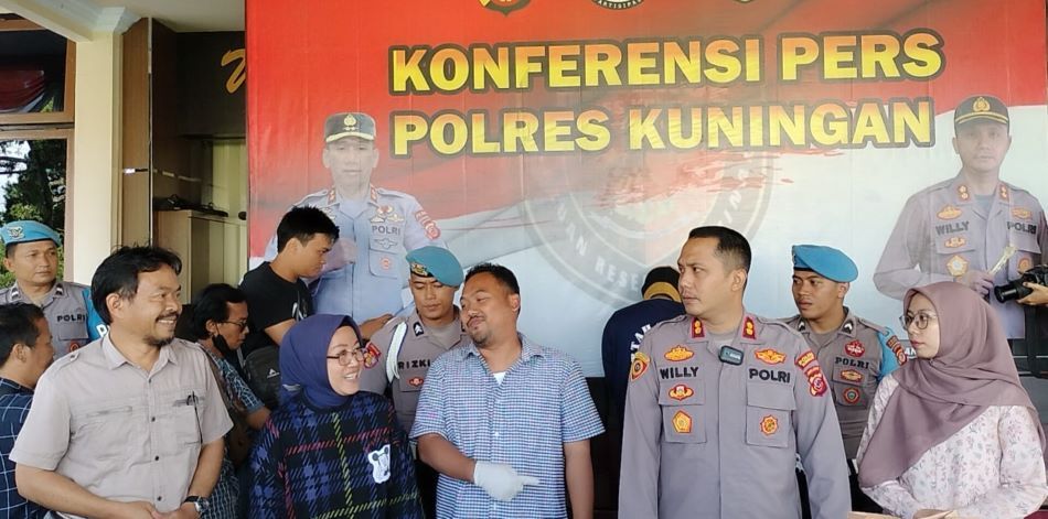 Aparat kepolisian Polres Kuningan membeberkan kasus pencabulan yang dilakukan tersangka ayah tiri kepada kedua  kakak-beradik
