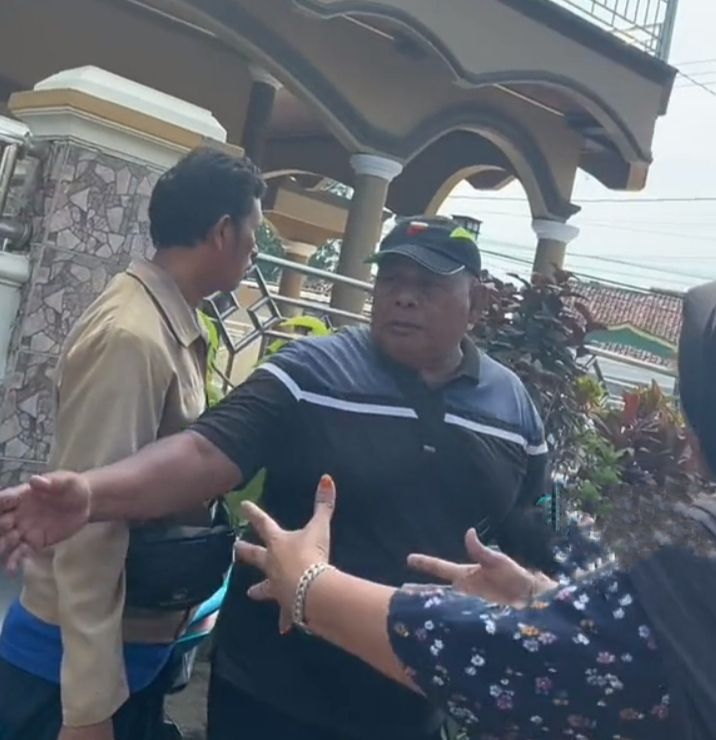 Indah Aprianti Kepala Desa Ciasem Baru, Kabupaten Subang menjadi sorotan publik setelah videonya viral berdebat dengan seorang pria yang menolak perbaikan jalan.