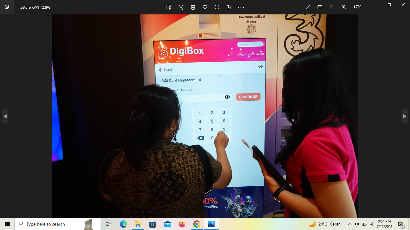Seorang pelanggan sedang menggunakan digital vending machine (3Digibox) untuk penggantian kartu.  Digital Vending Machine akan beroperasi selama 24 jam dalam sehari, sekalipun saat 3Store tutup