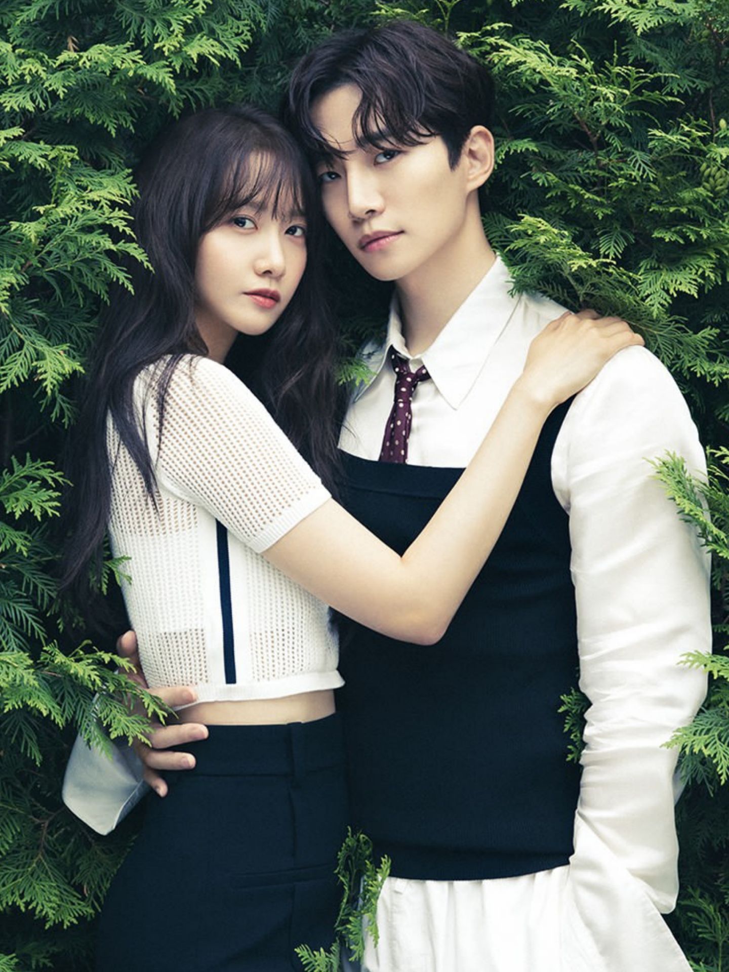 YoonA dan Lee Jun Hoo, yabg dirumorkan berpacaran saat bermain dalam satu drama " king The Land, namun kabar tersebut lansung dibantah oleh para Agnesinya