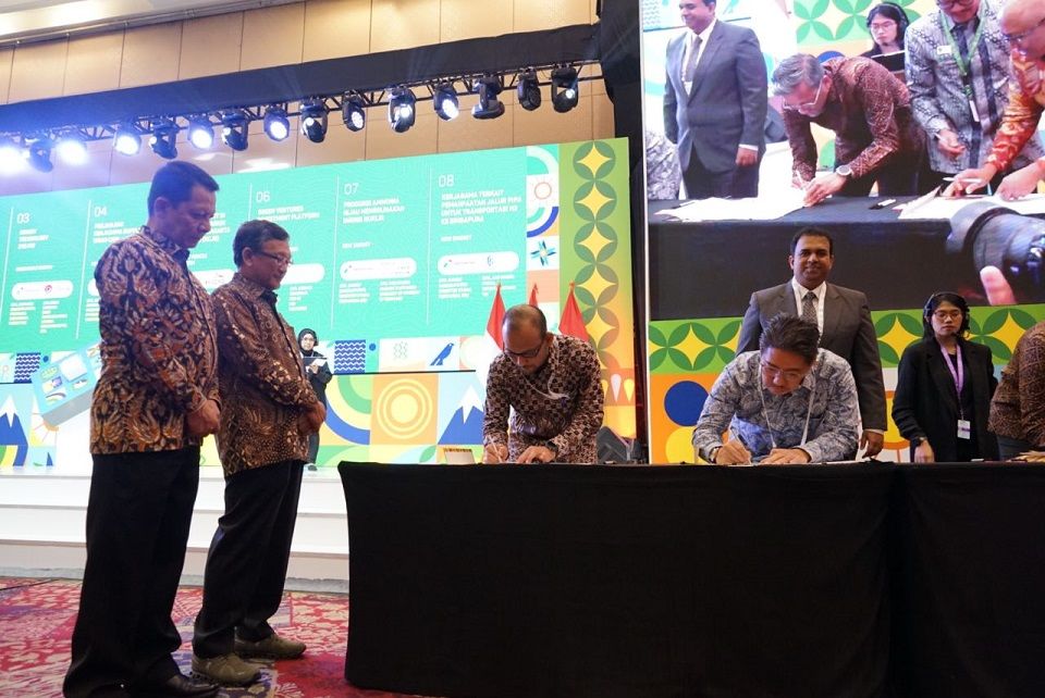 Achmad Marzuki, Penjabat Gubernur Aceh dan Menteri ESDM Arifin Tasrif mennyaksikan Penandatanganan MoU antara PT Pembangunan Aceh (PEMA) dan PT Pertamina Geothermal Energy Tbk (PGE), Rabu (12/7/2023). Foto: PGE