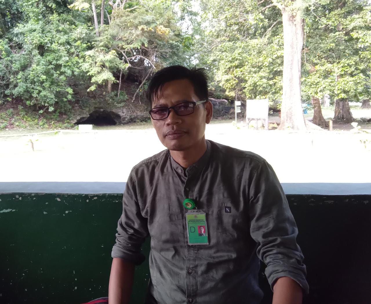 Kepala Resor Balai Konservasi Sumber Daya Alam (BKSDA) Pangandaran Kusnadi saat menceritakan kisah saat tragedi tsunami Pangandaran tahun 2006, baru-baru ini.*/kabar-priangan.com/Kiki Masduki