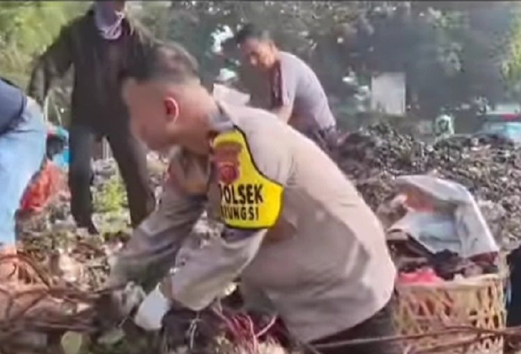 Video Polri membersihkan sampah di fly over Cileungsi Bogor.
