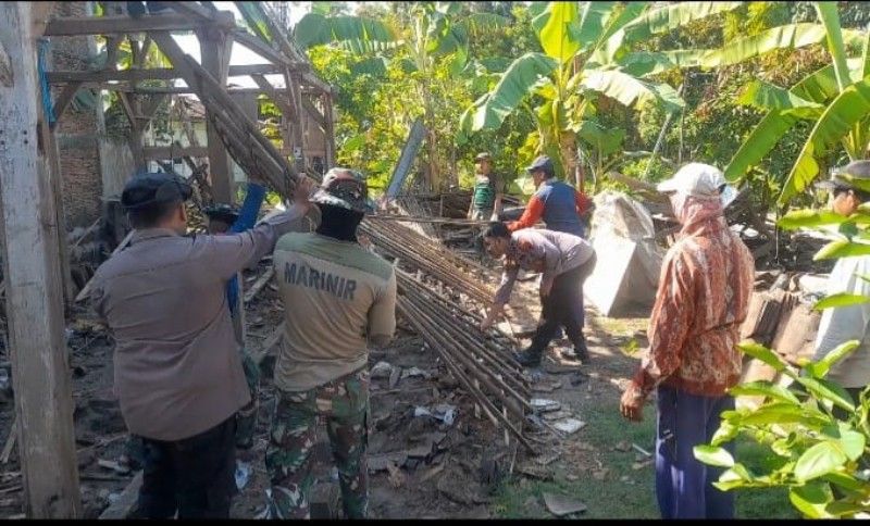 Kekompakan TNI Polri dan warga terlihat dalam kegiatan rehabilitasi RTLH di Desa Cangkring, Tegowanu.