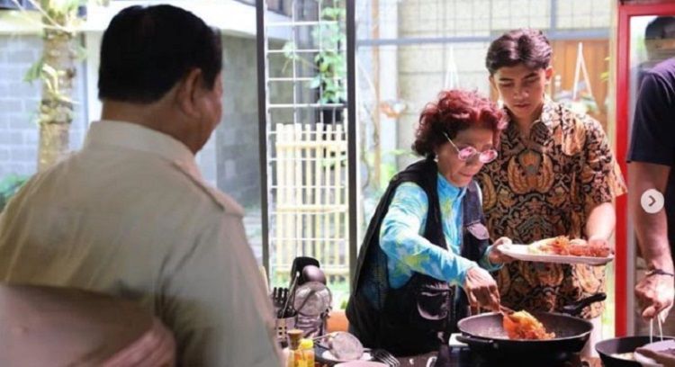 Menteri Pertahanan RI Prabowo Subianto disuguhi makanan khas laut saat berkunjung ke kediaman Susi Pudjiastuti di Kabupaten Pangandaran, Jawa Barat, Senin 17 Juli 2023.*/Instagram/@prabowo