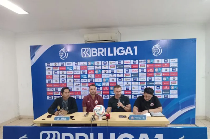Pelatih Persija Jakarta Thomas Doll berbicara pada sesi konferensi pers jelang laga menghadapi Bhayangkara FC pada pekan ketiga Liga 1 Indonesia 2023/24 di Stadion Patriot Candrabhaga, Bekasi, Sabtu (15/7/2023).