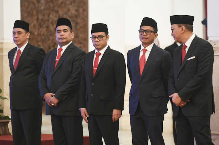 Wamen Kominfo Nezar Patria (tengah) bersama Wamen Desa PDTT Paiman Raharjo (kedua kiri), Wamen Agama Saiful R Dasuki (kiri), Wamen BUMN Rosan Roeslani (kanan), dan Wamen Luar Negeri Pahala Mansury (kedua kanan) mengikuti pelantikan di Istana Negara, Jakarta.