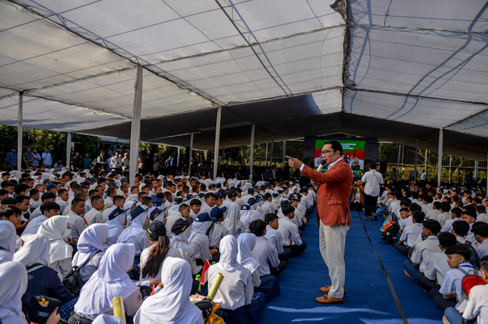 Gubernur Jawa Barat Ridwan Kamil memberikan kata sambutan saat meninjau kegiatan Masa Pengenalan Lingkungan Sekolah (MPLS) di SMKN 12, Bandung, Jawa Barat, Senin (17/7/2023). 