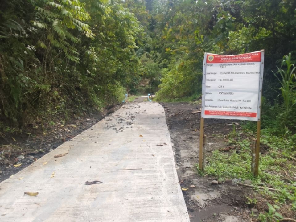 Pembangunan jalan menuju air terjun Kelurahan Fobaharu Kota Tidore Kepulauan Provinsi Maluku Utara.