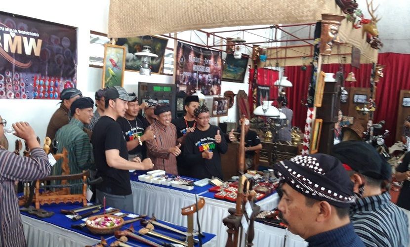 Bupati Wonosobo Afif Nurhidayat berkeliling stand dan membuka festival The Soul of Karya 2023, Jum’at 14 Juli 2023, di Sasana Adipura.