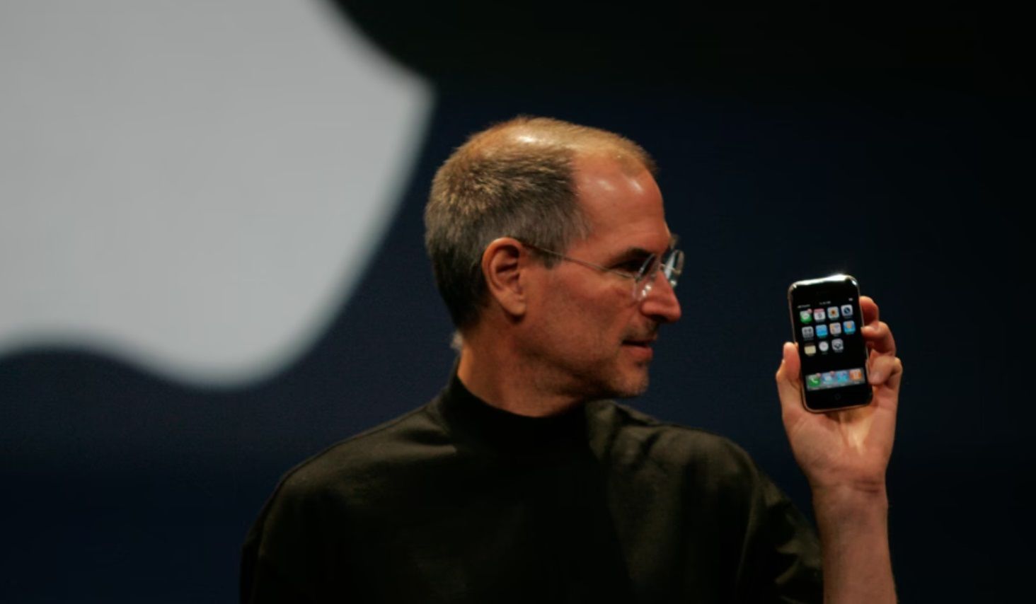 Steve Jobs saat memperkenalkan iPhone generasi pertama.