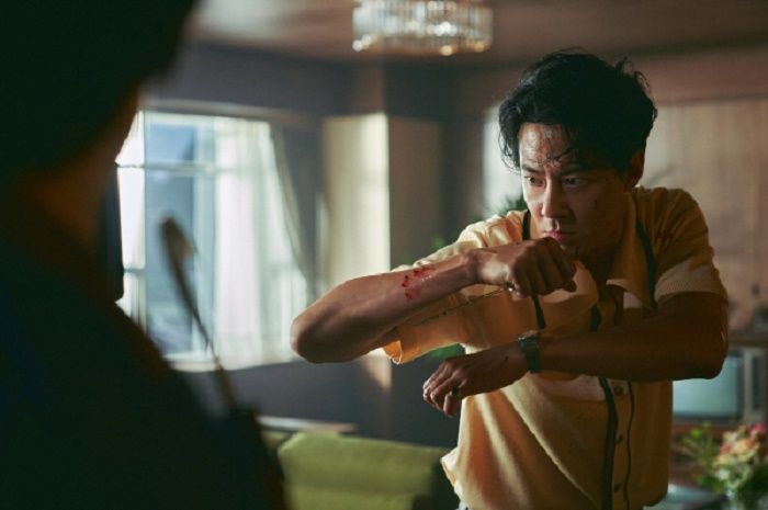 Jo In Sung sebagai Sersan Kwon di Smugglers.