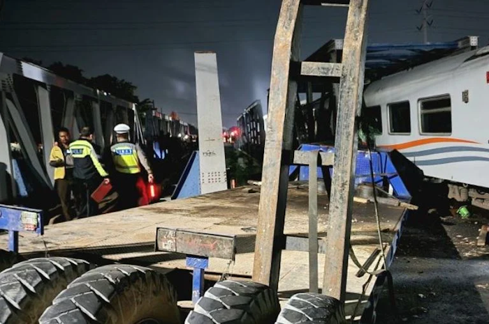Bagian truk yang tertabrak KA Brantas di perlibtasan Madukoro, Kota Semarang, Jawa Tengah, Selasa (18/7/2023) malam. 