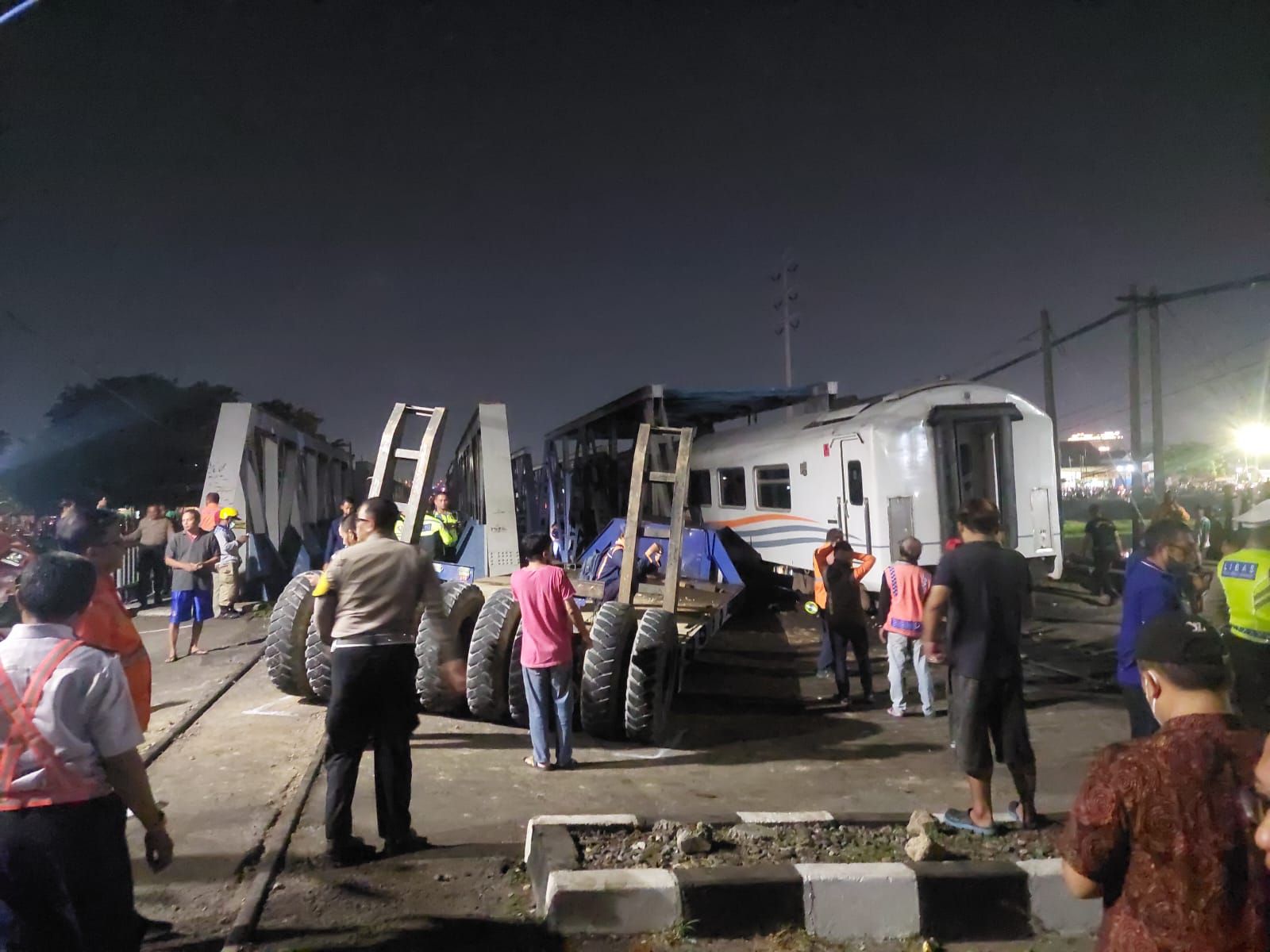 Proses evakuasi gerbong kereta api Brantas yang tabrak truk kontainer di Madukoro Semarang