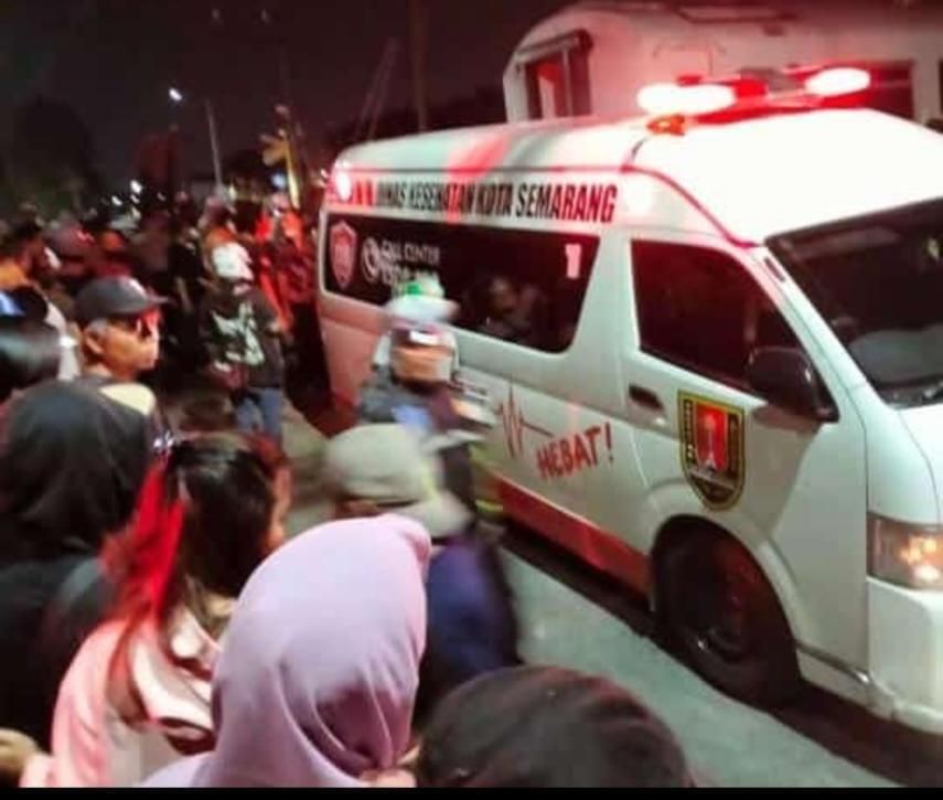 Ambulan Hebat Semarang membawa korban yakni sopir truk ke rumah sakit terdekat.