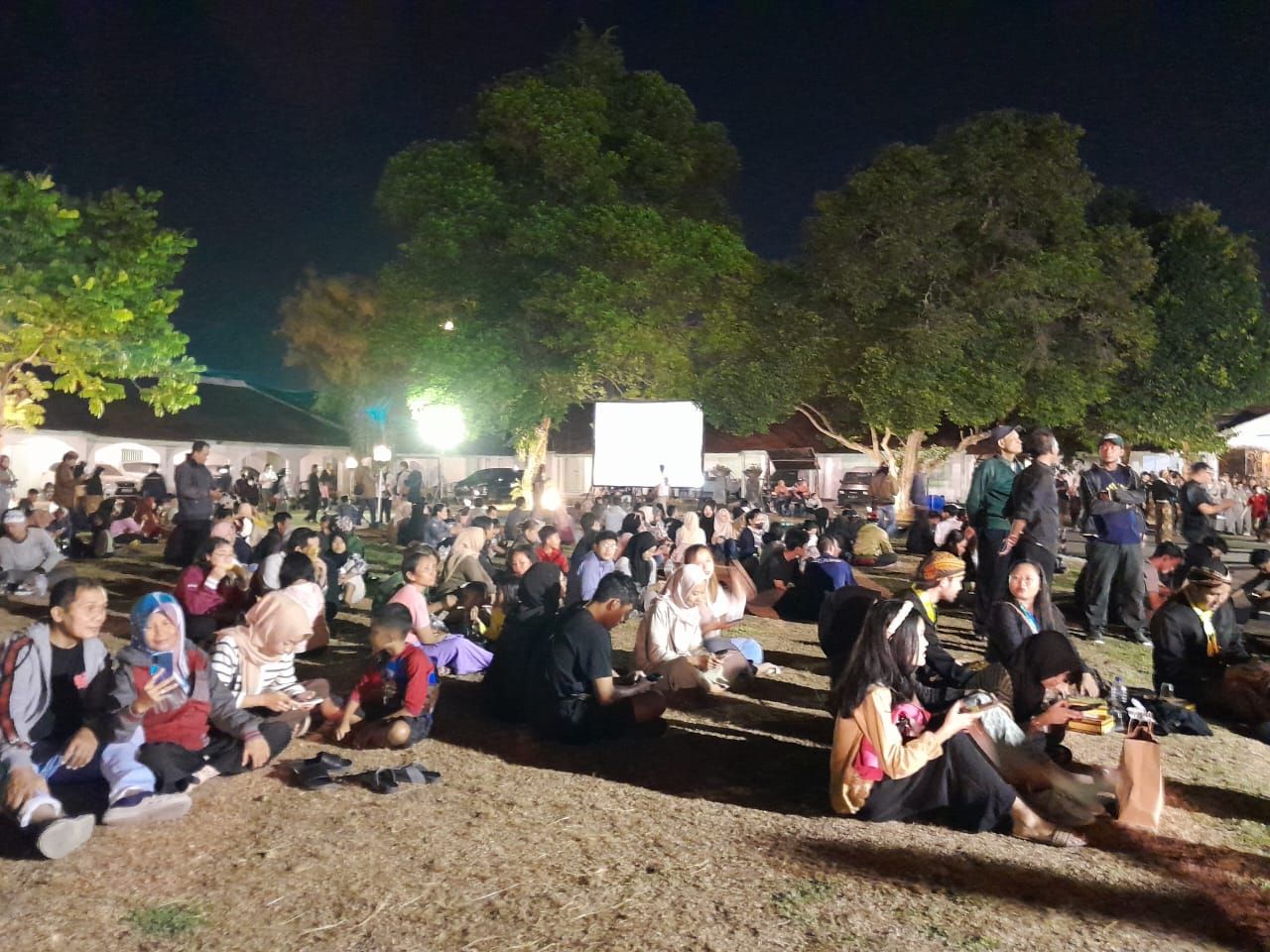 Warga sudah menanti untuk menyaksikan prosesi kirab Pusaka Malam 1 Suro di Puro Mangkunegaran, Surakarta, Jawa Tengah, Selasa malam, 18 Juli 2023.