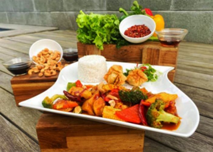Favehotel Tasikmalaya menyajikan dua menu baru, masakan spesial selama bulan Juli 2023 yaitu Hunan Chicken dan Salted Egg Prawn.