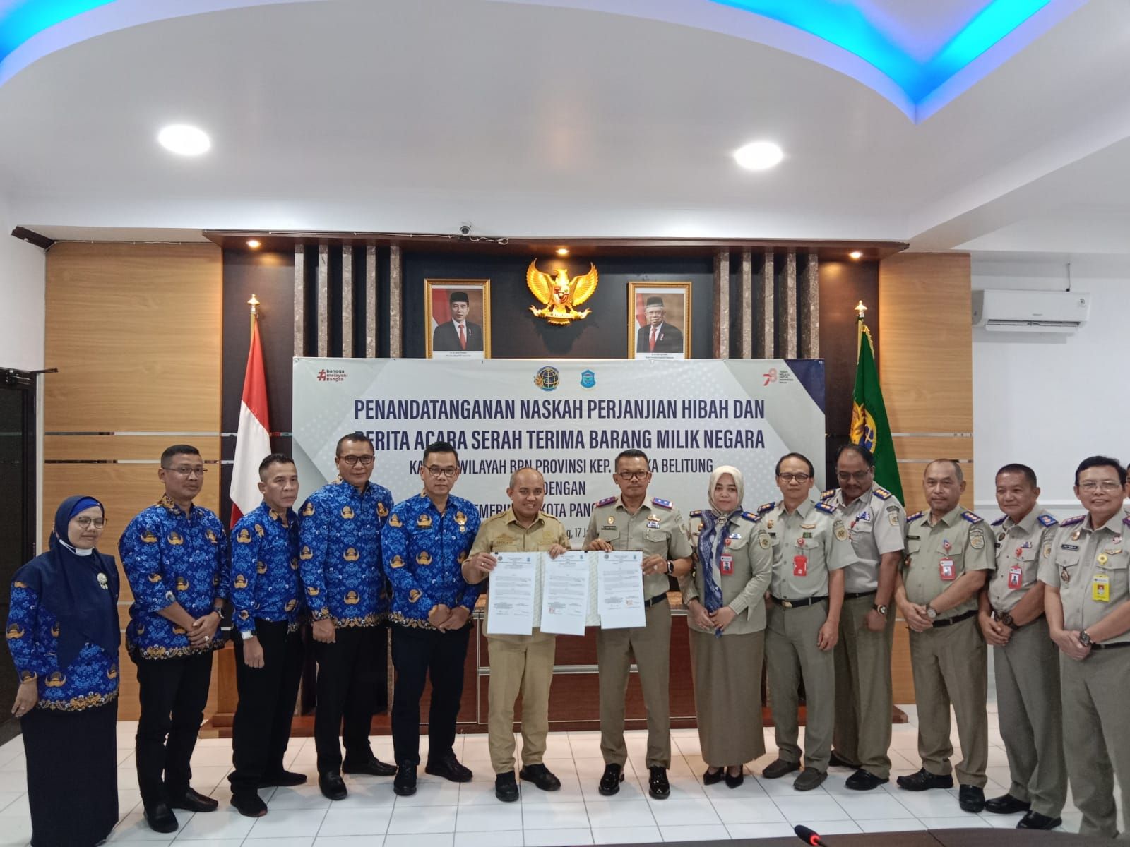 Wali Kota Pangkalpinang, Dr. H. Maulan Aklil  menerima Sebidang Tanah Hibah dari BPN Bangka Belitung Untuk Pembangunan Masjid Agung Kubah Timah.