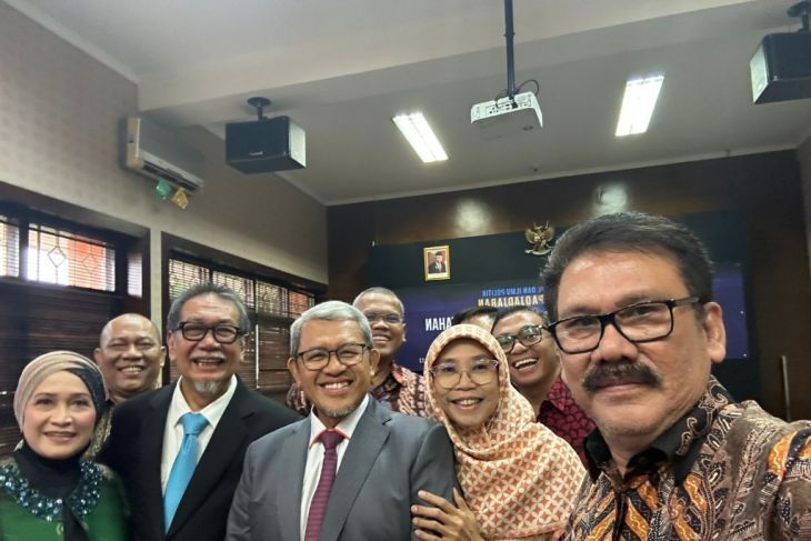 Mantan Gubernur Jabar Ahmad Heryawan  dan Ilham Bingan (kanan) menghadiri sidang promosi doktor Deddy Mizwar di Unpad Bandung, Selasa 18 Juli 2023