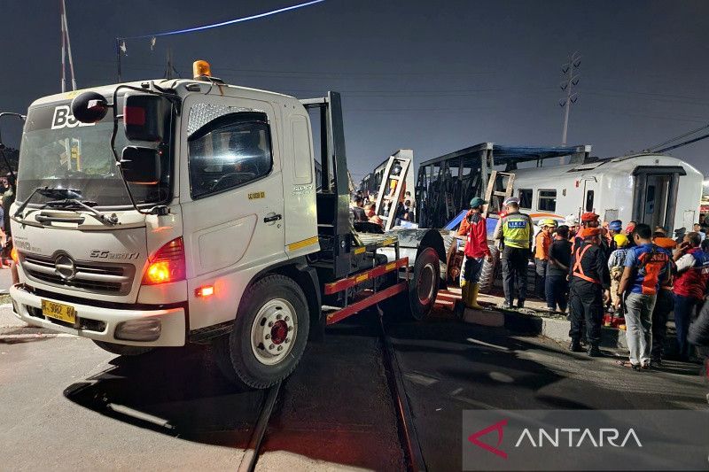 Evakuasi truk trailer yang tertabrak KA Brantas relasi Pasar Senen - Blitar di perlintasan sebidang Jalan Madukoro Semarang, Selasa (18/7/2023) malam.