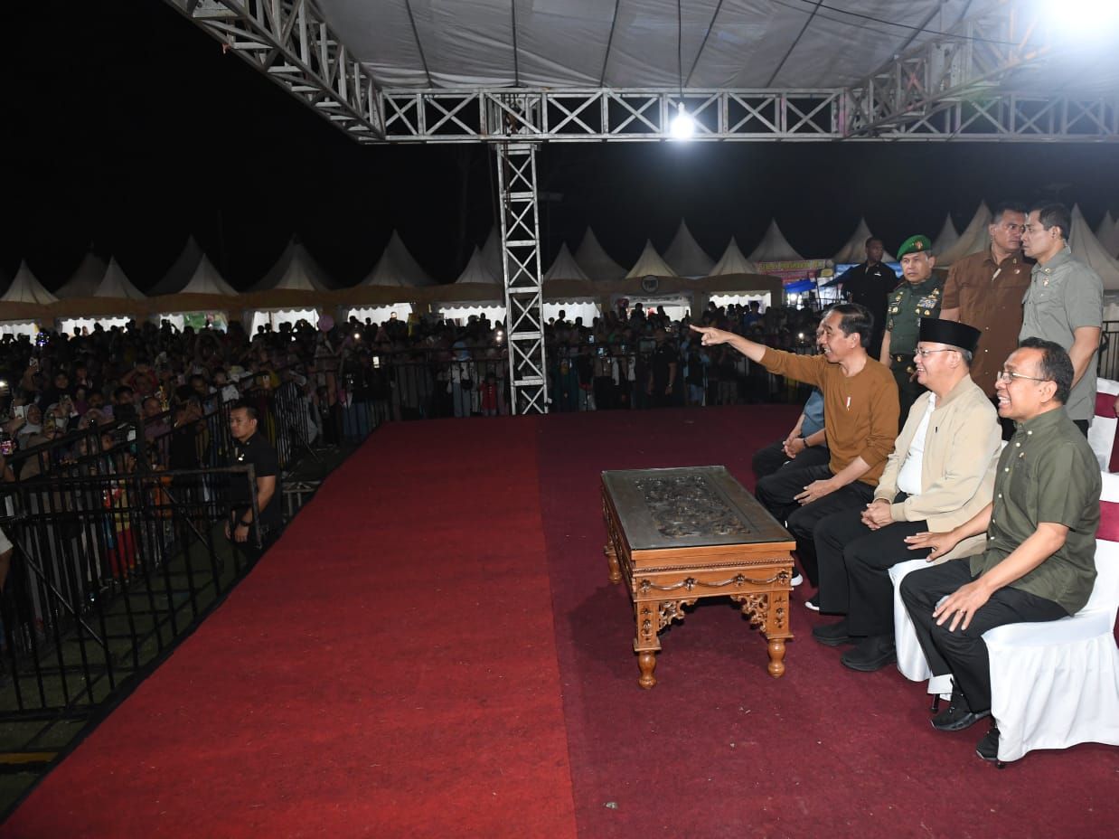 Sebuah momen berharga terjadi di Kota Bengkulu saat Presiden Joko Widodo (Jokowi) mengunjungi Festival Tabut 2023