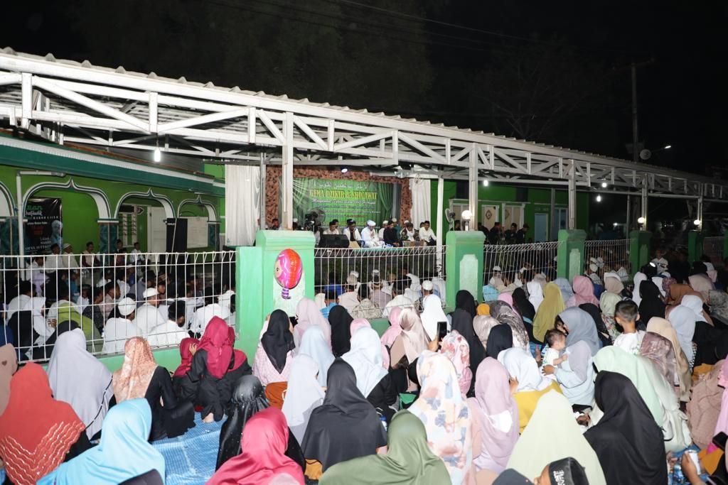 Warga mengikuti kegiatan peringatan malam tahun baru Islam 1 Muharram 1445 H yang digelar Gardu Ganjar di Kabupaten Tangerang.