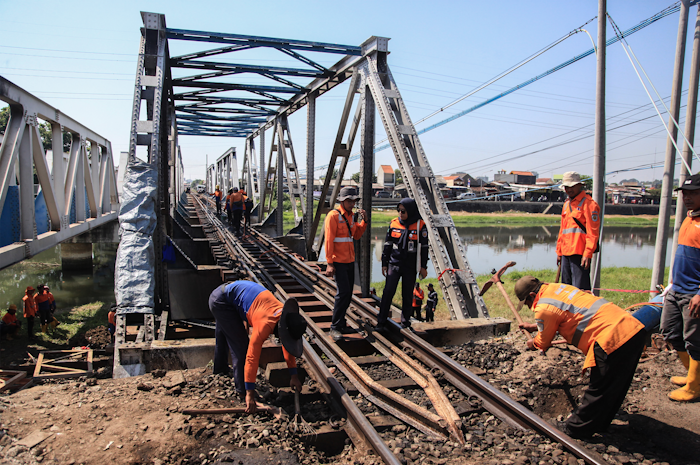 Petugas memperbaiki jalur kereta api pascakecelakaan truk tertabrak kereta api (KA) 112 Brantas di perlintasan kereta api petak jalan Jerakah - Semarang Poncol, Madukoro Raya, Semarang, Jawa Tengah, Rabu (19/7/2023).