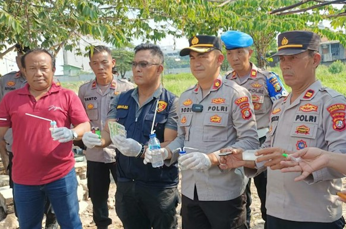 Polisi gerebek Kampung Boncos, Palmerah, Jakarta Barat, Selasa (18/7/2023). Sebanyak tujuh pengguna narkoba ditangkap, satu pengedar dapat melarikan diri.