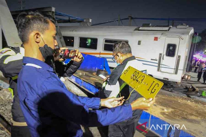 Petugas mengambil nomor polisi B 9934 IG dari truk yang tertabrak Kereta Api Brantas relasi Pasar Senen - Blitar di perlintasan kereta api JPL 6 Km 1+523 petak jalan Jerakah - Semarang Poncol, Selasa (18/7/2023).