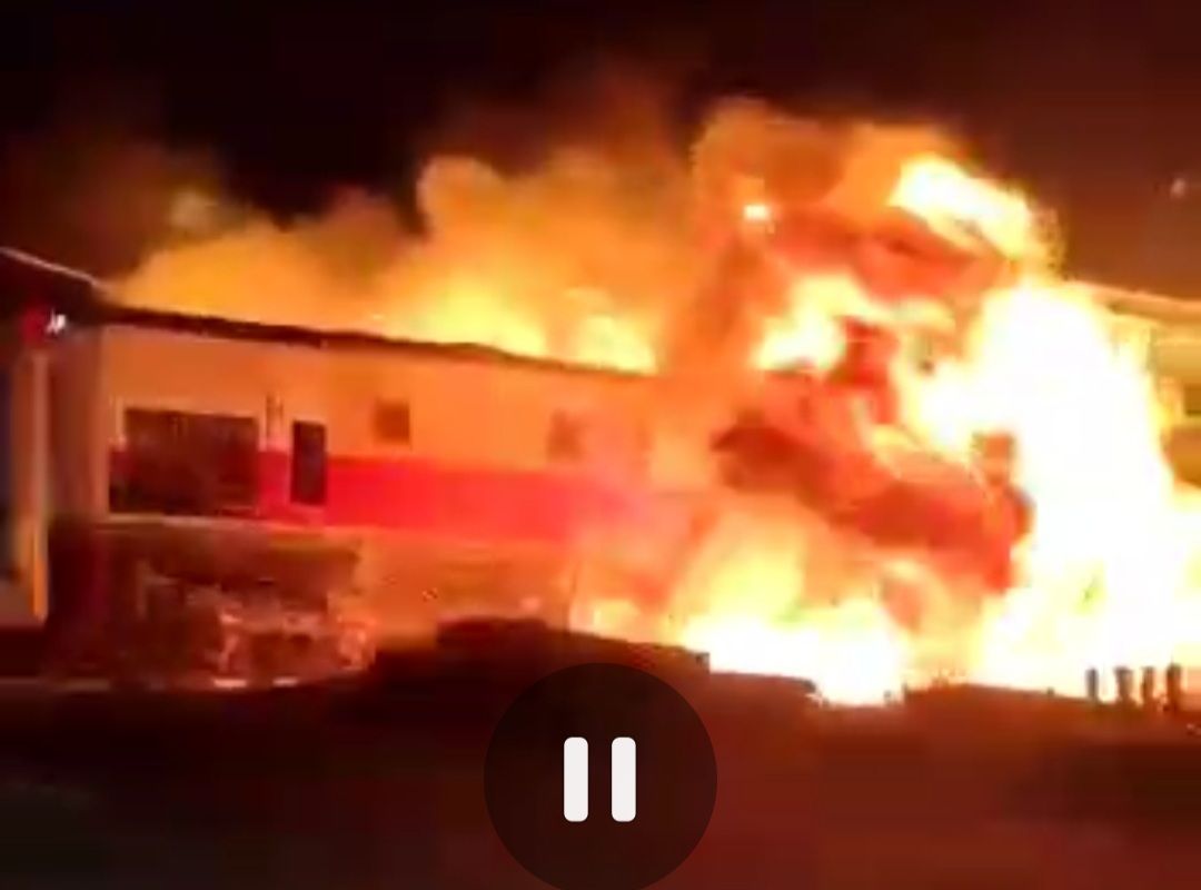 Api berkobar hebat setelah lokomotif Kerea Api  Brantas menabrak truk trailer.
