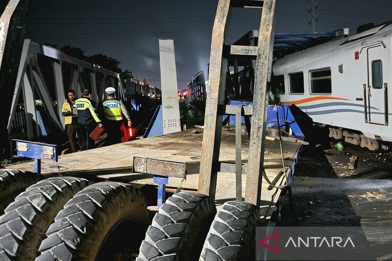  Bagian truk yang tertabrak Kereta Api Brantas relasi Pasar Senen - Blitar  di perlibtasan Madukoro, Kota Semarang, Jawa Tengah, Selasa (18/7/2023) malam.