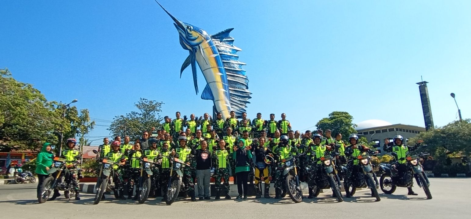 Dandim 0625 Pangandaran Letkol Arm Yusuf Andriyanto bersama istri berfoto di bundaran Tugu Ikan Marlin bersama anggota dan kendaraan bermotor bantuan dari Menhan, Selasa 18 Juli 2023.