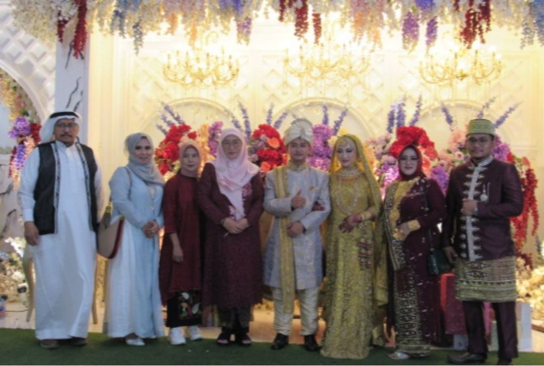 Foto bersama kedua mempelai dan kedua orang tua serta undangan dari Arab Saudi dan Wakil Bupati Sumenep.