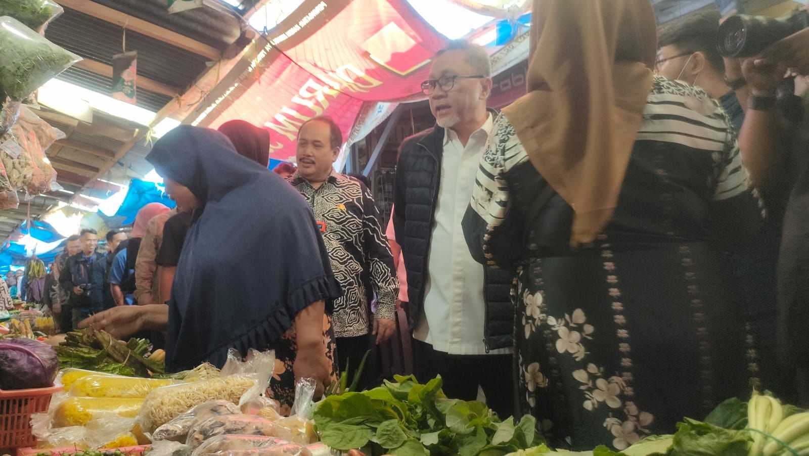 Mendag Zulkifli Hasan saat meninjau harga bahan pokok di pasar Pananjung Pangandaran, Kamis 20 Juli 2023.