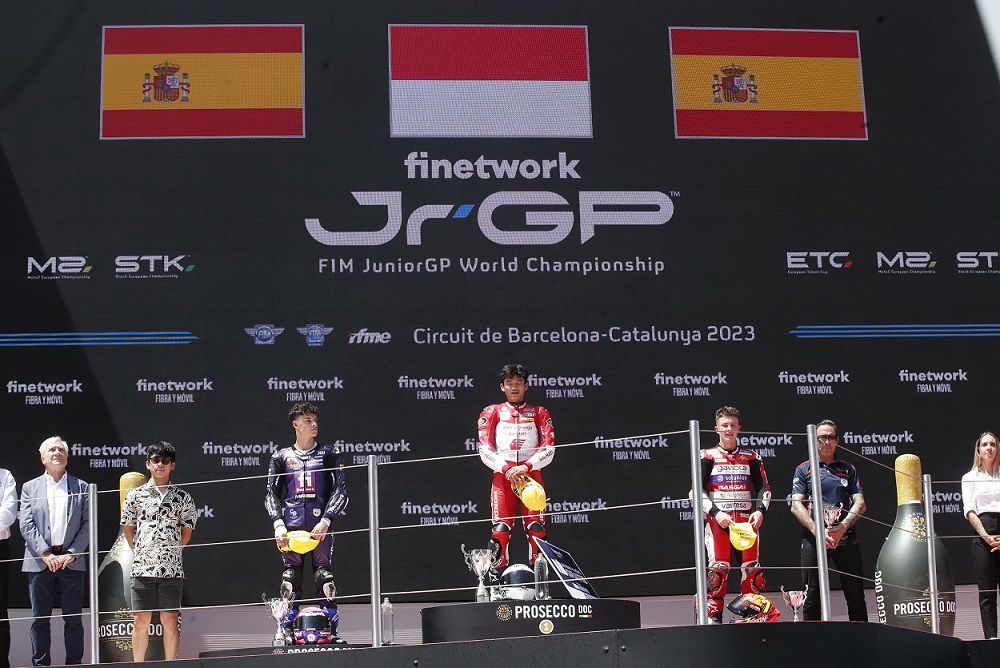 Pembalap Astra Honda Fadillah Arbi (tengah) bangga bisa mencetak sejarah, mengibarkan Merah Putih dari podium tertinggi FIM JuniorGP Barcelona.*/