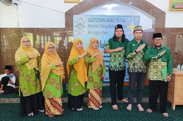 Panitia acara santunan anak yatim dalam peringatan Tahun Baru Islam 1445 H oleh PC Muhammadiyah dan Aisyiyah Bekasi.