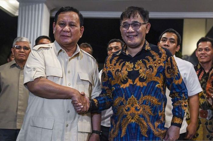 Ketua Umum Partai Gerindra Prabowo Subianto (kiri) berjabat tangan dengan Politikus PDIP Budiman Sudjatmiko (kanan) usai menggelar pertemuan di Kertanegara, Jakarta Selatan, Selasa (18/7/2023). Prabowo Subianto menerima kunjungan Budiman Sudjatmiko dalam rangka silaturahmi dan diskusi kebangsaan
