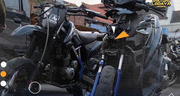 Dua unit motor yang dikendarai korban tabrak lari di Jalan Moh Toha, Kota Bandung, Kamis 20 Juli 2023