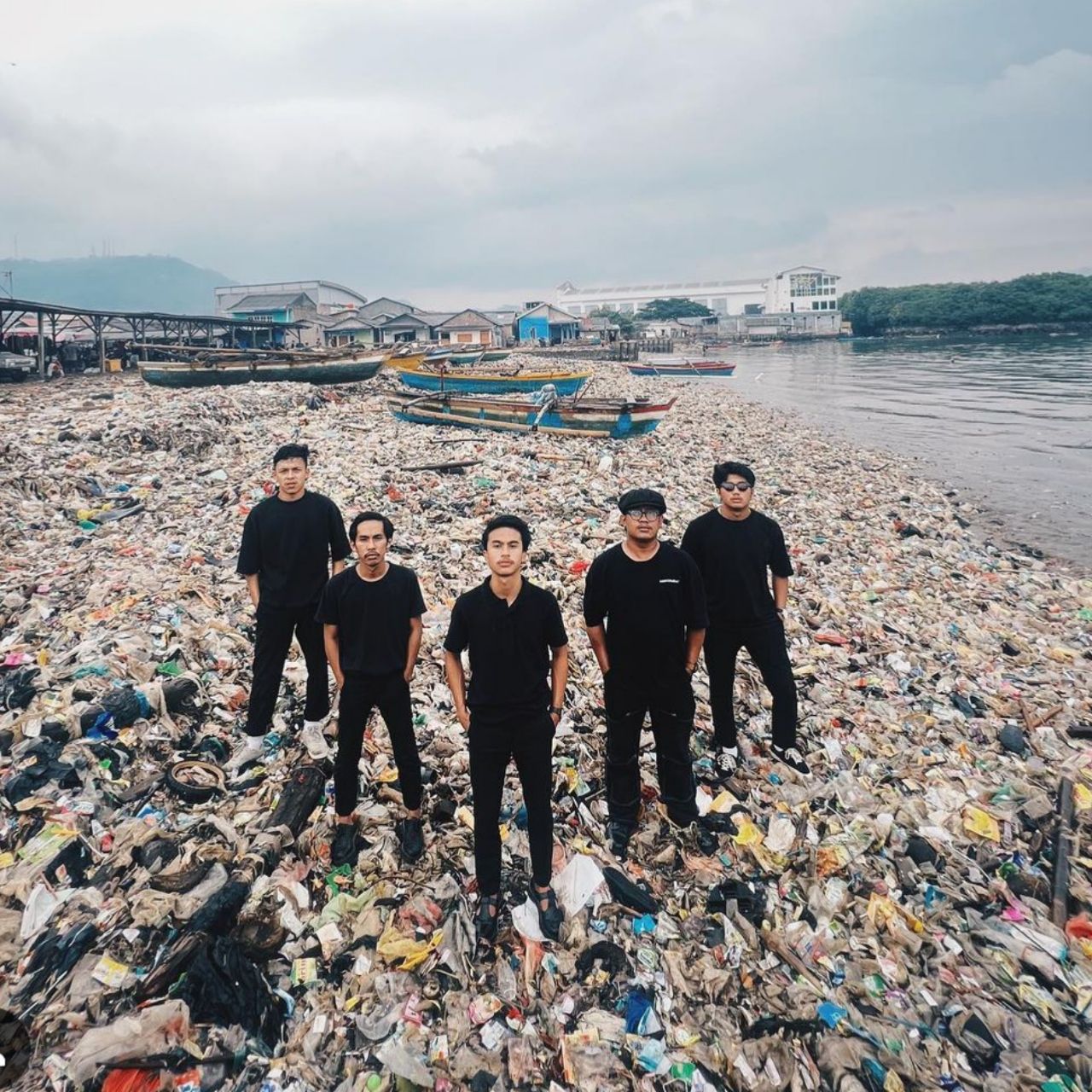 Kondisi pantai di Lampung yang viral di media sosial dimana Content Creator dari Pandwara Grup yang mengajak masyarakat untuk membersihkan  sampahnya... 